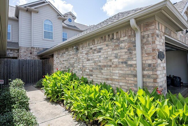 Foto del edificio - 2706 Windy Thicket Ln