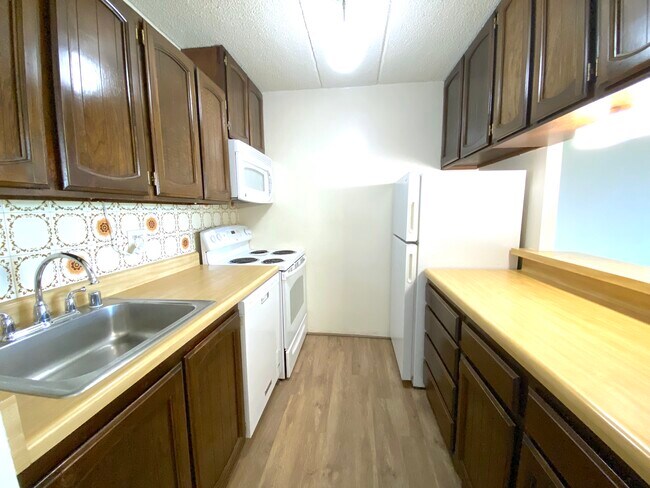 Kitchen w dishwasher, microwave, disposal, refrigerator, stove/oven - 1700 Civic Center Dr