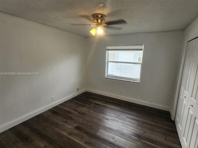 Foto del edificio - 4117 Woodside Dr