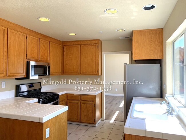 Foto del edificio - Inviting Two Story Home in Salinas with Open Living Spaces & Great Backyard