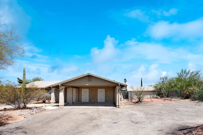 Primary Photo - 6617 N Montrose Dr
