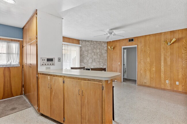 Cocina y sala de estar - 1529 E Elm Ave