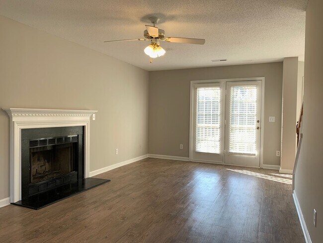 Building Photo - 3 BR convenient to 220N/Old Battleground a...