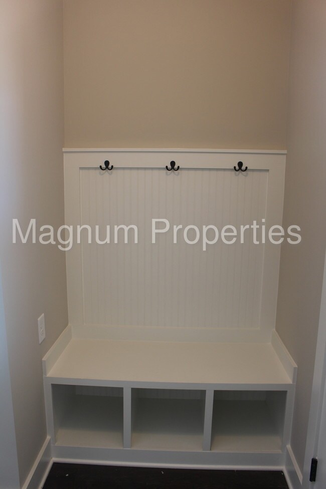 Building Photo - 1470 Woodridge Pl