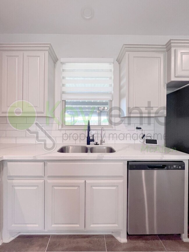 Foto del edificio - Beautiful 4-bed/3.5 bath Home in Edinburg