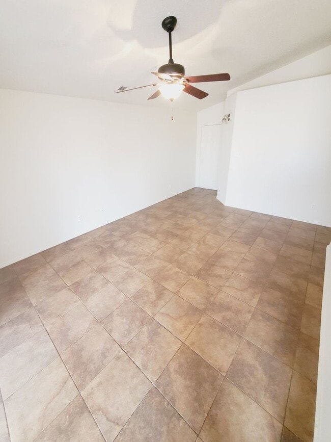 Building Photo - 3 bed 2 bath home in Huning Ranch!