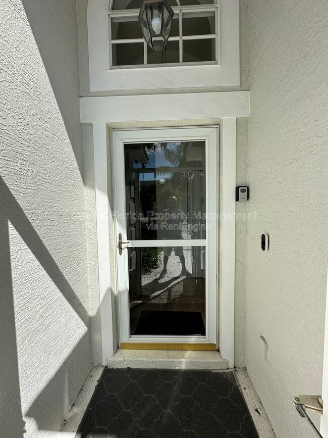 Building Photo - 1009 Lake Davenport Blvd