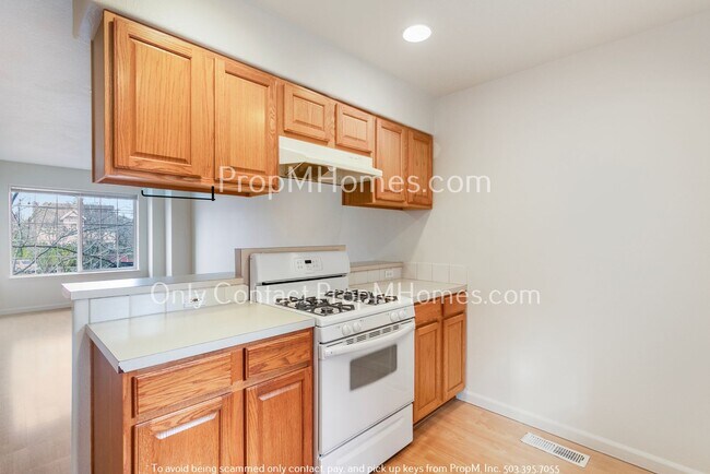 Foto del edificio - Portsmouth Three Bedroom Townhome w/ AC!