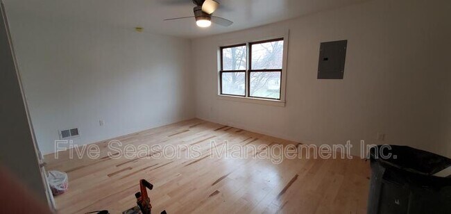 Foto del edificio - 85 Woodbury Rd