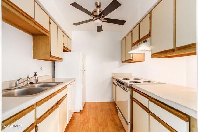 Foto del edificio - Meticulously maintained unit located in th...