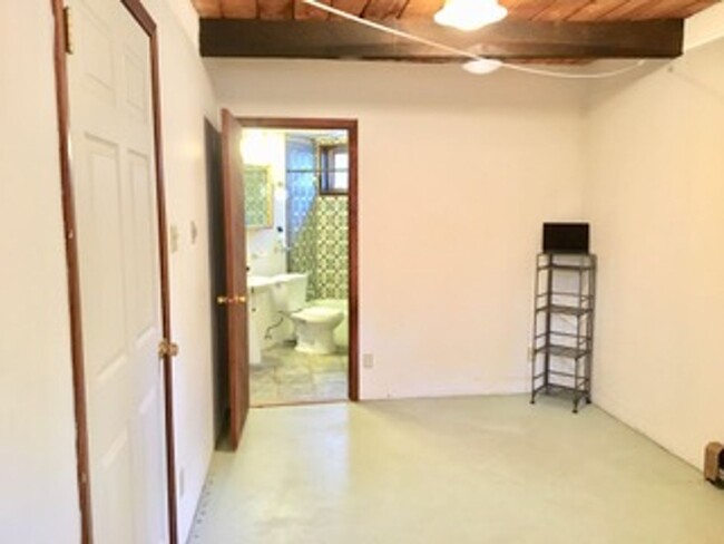 Building Photo - 1 Bedroom Apartment with Private Entrance ...