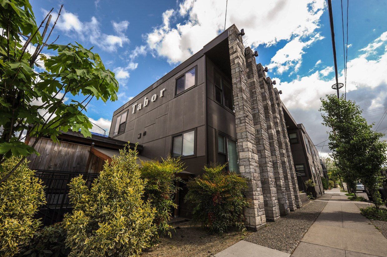 Foto principal - 5607 E Burnside St