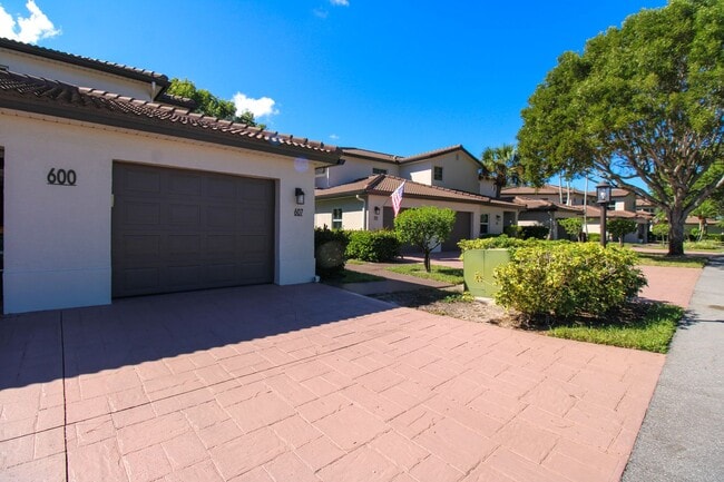 Building Photo - ***FURNISHED SEASONAL RENTAL***DIAMOND LAKE***2+DEN***AVAILABLE***