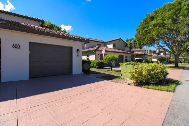 Foto del edificio - ***FURNISHED SEASONAL RENTAL***DIAMOND LAKE***2+DEN***AVAILABLE***
