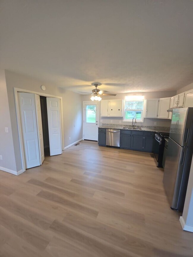 Foto del edificio - Newly Updated 2-Bedroom Apartment in Sparta with Lawn Care Included