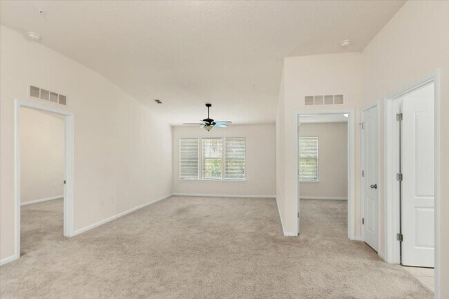 Building Photo - Spacious 2/2 Condo located in the highly s...
