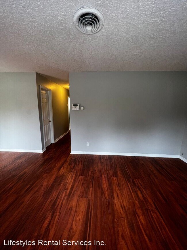 Building Photo - 3 br, 1.5 bath House - 9433 Sibbald Rd
