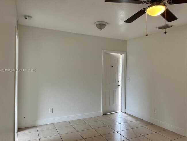 Foto del edificio - 2099 NW 26th Ave