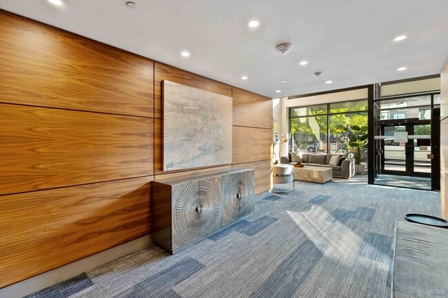 Photo du bâtiment - AZURE Luxury Condo Living * Downtown* 2 Be...