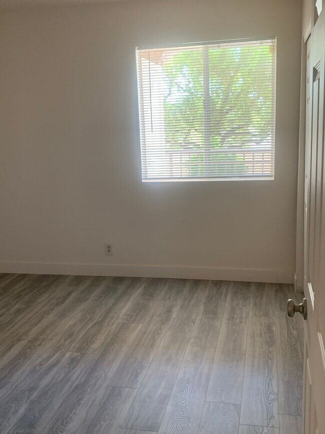 Building Photo - 2 bed condo for rent -$1300
