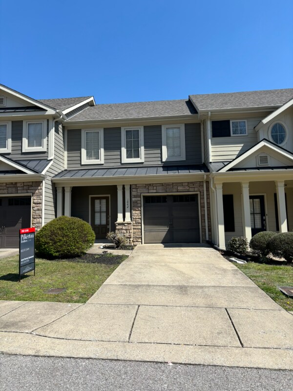 Building Photo - 1042 Woodbury Falls Dr