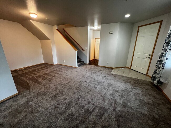 Foto del edificio - DuPont, end unit, 3 bedroom, 2.5 bath Townhome