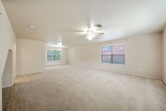 Building Photo - 3 Bedroom 2 Bathrooms located in Park Plac...