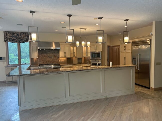 Building Photo - Spectactular Home in Leamington - Walk to ...