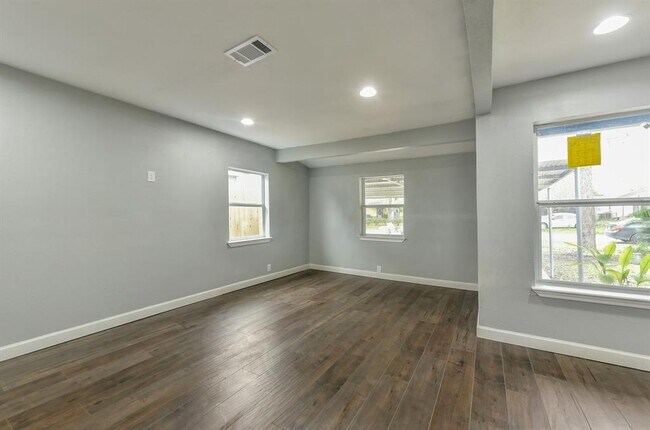Building Photo - 10106 Cathedral Dr