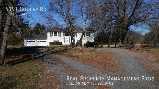 Building Photo - NO HOA Beautiful large private yard in cou...