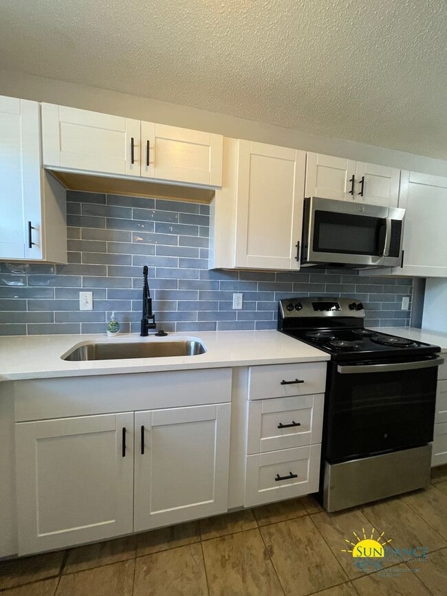 Building Photo - Charming 2 Bedroom Townhome in Shalimar!