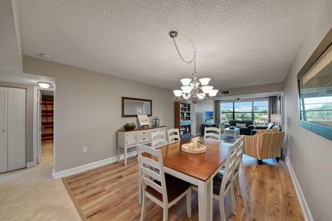 Building Photo - 6121 Balboa Cir