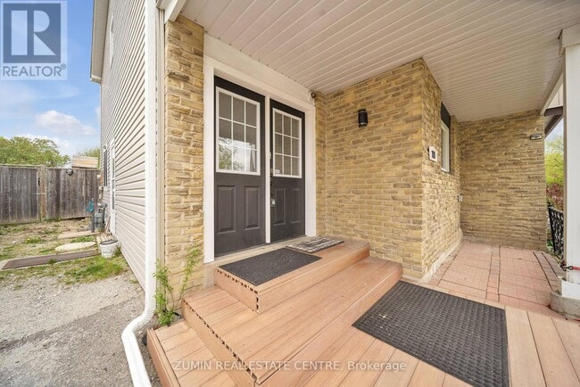 Building Photo - 121 Carberry Crescent