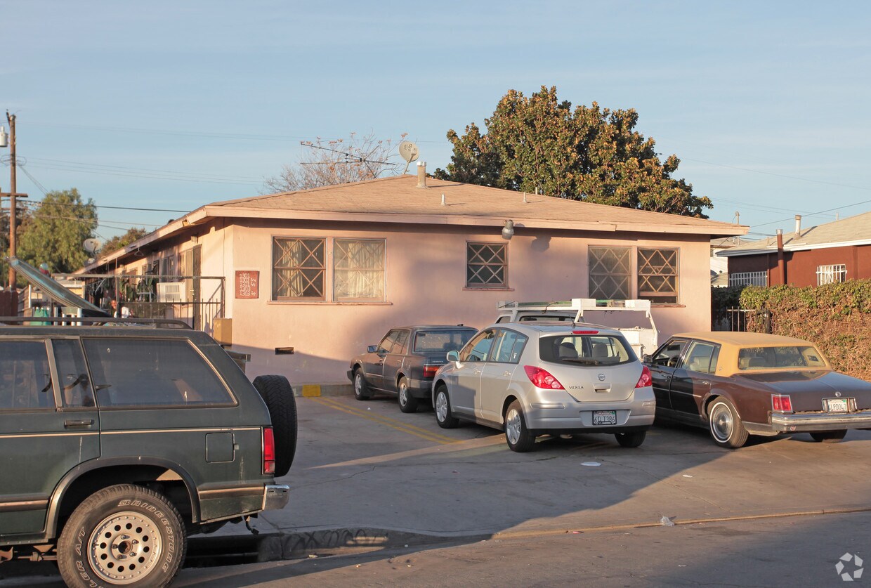 Primary Photo - 1301-1303 1/2 E. 83rd St.
