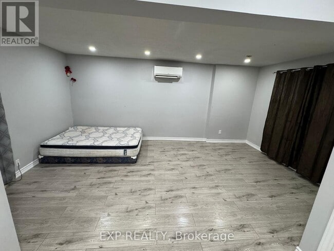 Building Photo - 40 Gladstone Square