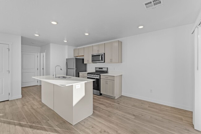 Building Photo - Comfortable and Spacious 4-Bedroom Townhom...