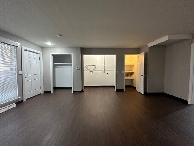 Foto del edificio - Large, fully remodeled 3 bedroom apartment...