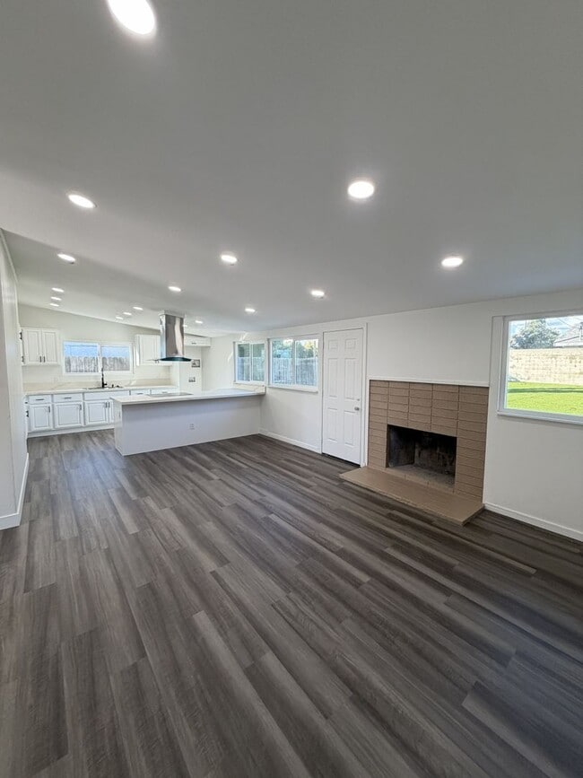 Building Photo - Newly Remodeled 4 bedroom 2 bathroom home Just 10 minutes from Disneyland