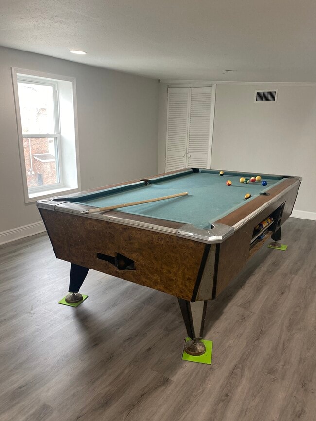 Poll table living room 2 - 4411 Chastant St