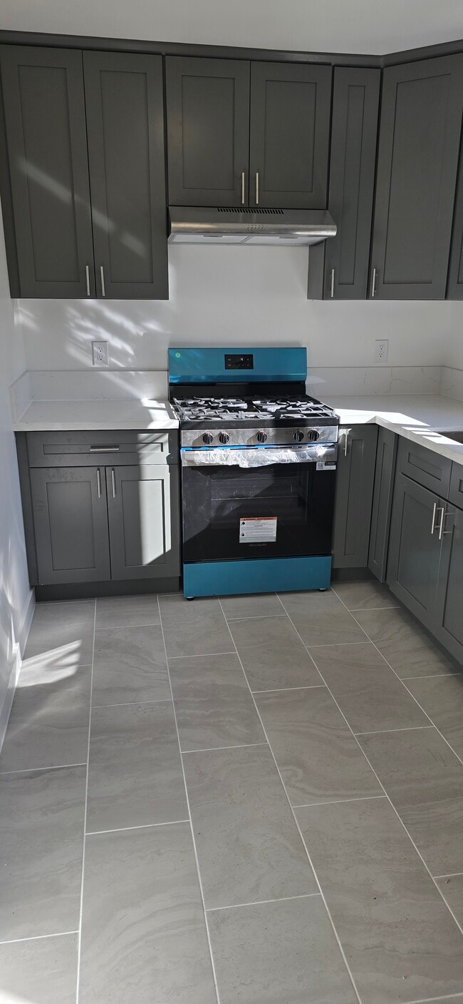 Photo - 1428 E 54th St Apartments