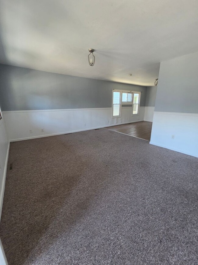 Building Photo - Lower two-bedroom unit east side