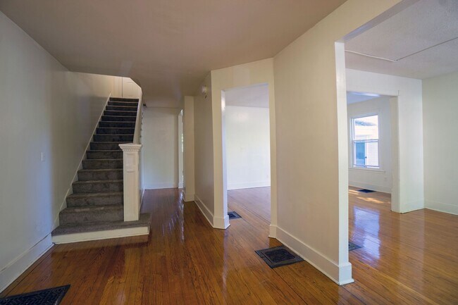 Building Photo - AVAILABLE 8/1/26  3 Story Townhouse On Qui...