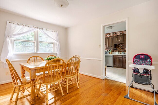 Foto del edificio - 7527 Fairwood Ln