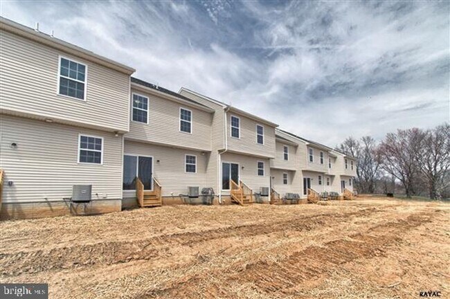 Foto del edificio - Coming Soon!! Gorgeous Townhome in Spring Grove!!!!