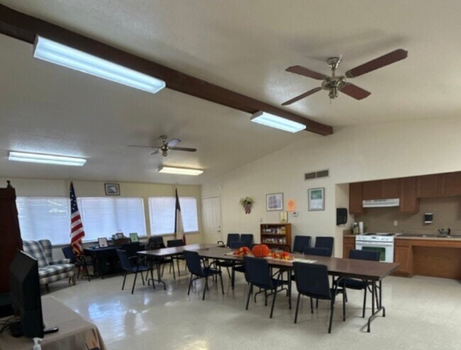 Foto del edificio - 400 Austin Rd