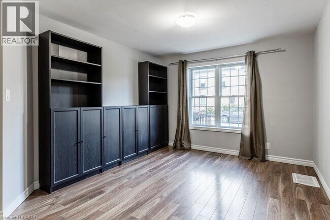 Building Photo - 35 Ferrie St W