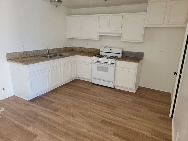Building Photo - Spacious 2 bedroom Townhouse