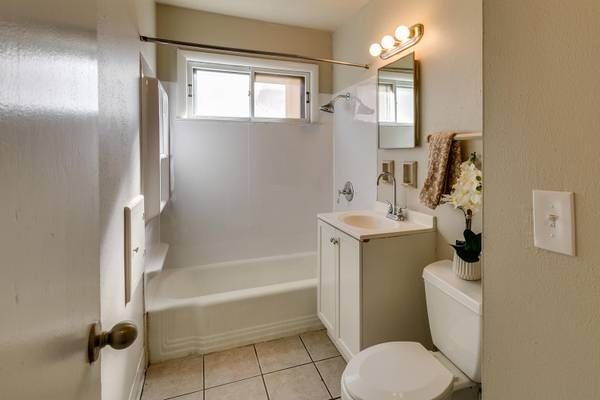 Foto del edificio - 3 BEDROOM Lower in Duplex