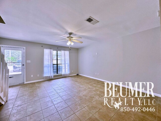 Building Photo - 2br 1.5 bath Townhome Located Close to Water