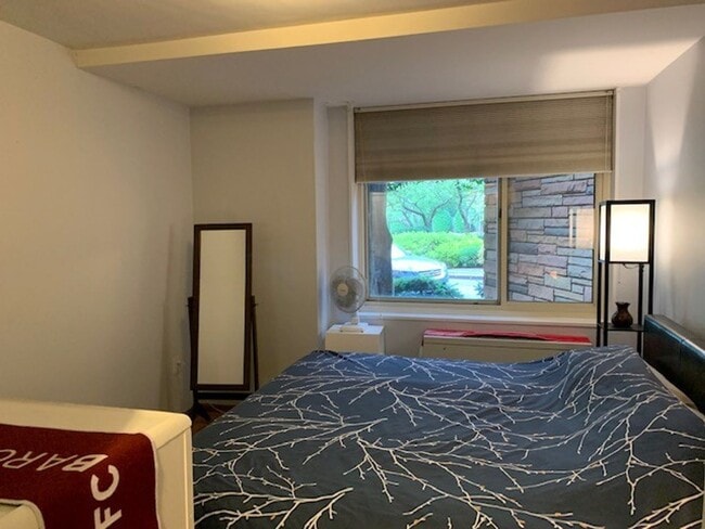 Building Photo - Charming and Sunlit 1 BD, 1 BA with Main Level Walk-in in Glover Park, NW DC!! Utilities Included